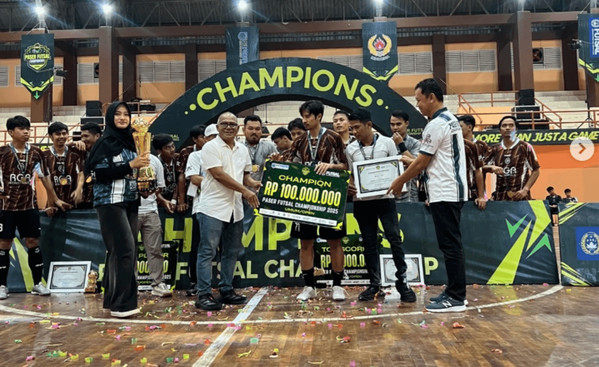 Penutupan Paser Futsal Championship 2025: Kadisporapar Serahkan Hadiah di Panggung Utama